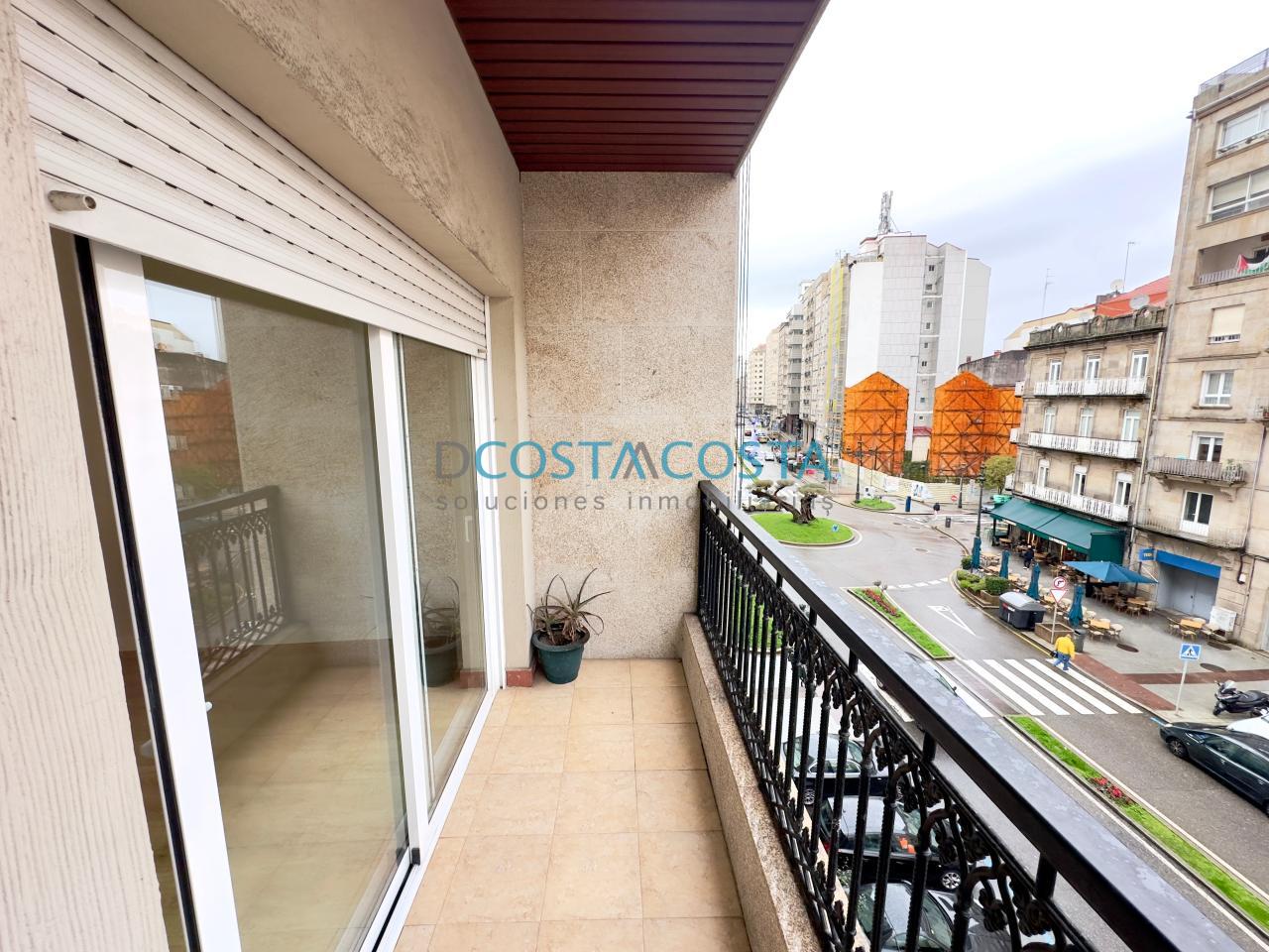 Piso totalmente reformado de cuatro habitaciones con garaje y terreza en el centro de Vigo