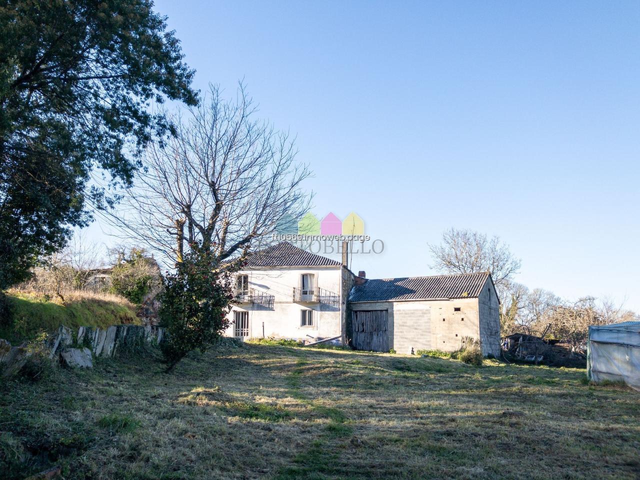 ¡Precio negociable! Encanto rural gallego con vistas: casa de piedra a reformar con finca edificable a 7 min de Vilalba